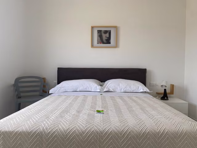 Camera da letto con letto e comodini