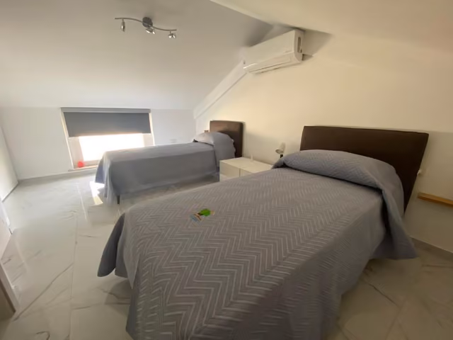 Camera da letto con letto e finestra