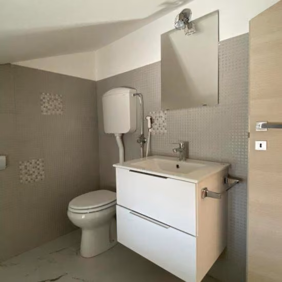 Bagno con WC, lavandino e specchio