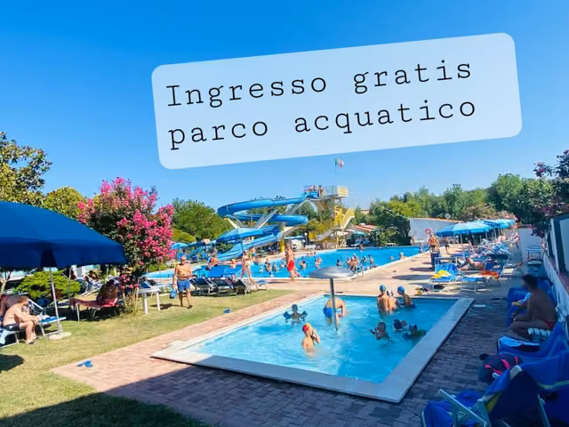 Piscina di un parco divertimenti nelle vicinanze