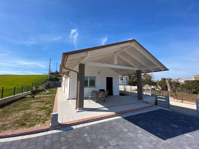 Padiglione con tavolo e sedie nel patio esterno delle residenze