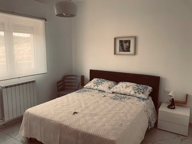 Camera da letto con letto e finestra di Residenze Valle Caterina